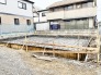 これから始まる新しい暮らしの基盤として、着実に形づくられていく安心感のある住まいの風景。