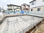 確かな品質と安全性を裏付ける、住まいの基礎から丁寧に積み上げられる建築の様子です。