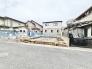 新しい暮らしの基盤が整い、穏やかな風景が広がる住宅地の一画で着々と進行する建築の様子。