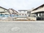 周辺環境と調和する静かな住宅地で、新たな暮らしの基盤を築くためのゆとりある敷地が広がります。