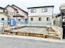 確かな品質で住まいの基盤を築き上げる、完成までの期待が高まる建築現場の様子です。