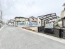 閑静な住宅街の一角に位置し、穏やかな暮らしを育むのに適した落ち着きのある立地です。