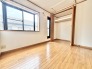 窓から広がる開放感と、木の温もりが素朴な調和を生み出す穏やかな空間です。