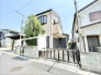 落ち着いた色合いの外観と、周囲の静けさが日々の暮らしに穏やかな安らぎをもたらします。