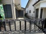 住まいと住まいの間に適度なゆとりを確保し、日々の生活を穏やかに包み込む落ち着いた佇まいです。