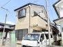 街並みに穏やかに溶け込み、日常の心地よさを感じさせる端正な佇まいが魅力です。