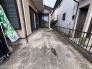 住まいの外側に設けられた、日常の暮らしを支える機能的で落ち着いた空間です。