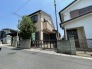 閑静な住宅街に佇む、落ち着いた色合いの外観が日々の暮らしに安らぎをもたらします。