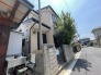閑静な住宅街に佇む、落ち着いた色合いの外観が日常に安らぎを感じさせてくれます。