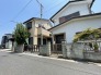 閑静な住宅街に佇み、落ち着いた街並みと調和する穏やかな日常の風景がここにはあります。