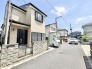 閑静な住宅街に佇む、落ち着いた風合いと洗練された外観が印象的な住まいです。