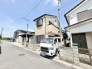 穏やかな街並みに馴染む落ち着いた佇まいで、日々の暮らしに心地よいゆとりを感じさせてくれます。