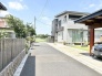 青い空と周囲の自然に溶け込むような、静かで開放感のある住環境が日々の暮らしを穏やかに整えてくれます。