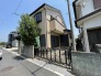 閑静な住宅街に佇む、落ち着いた色合いの外観が日常の穏やかな暮らしを予感させます。