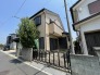 穏やかな街並みに馴染む落ち着いた佇まいで、日々の暮らしをゆったりと支えてくれる住まいです。