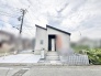 すっきりとしたフォルムが街並みに馴染む、洗練された印象の外観が暮らしの風景を整えます。