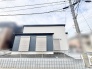 洗練された色使いが印象的な、周囲の環境に調和する落ち着いた佇まいの外観です。