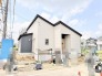 スタイリッシュな形状と落ち着いた色使いが、周囲の街並みに調和する洗練された佇まい。