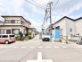 穏やかな空気が流れる閑静な住宅街で、日々の暮らしが心地よく整う落ち着いた環境が広がっています。