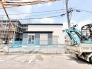 洗練されたコントラストを描く外観は、街並みの中で確かな存在感と落ち着いた佇まいを見せています。