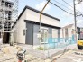 洗練されたツートーンの外観が街並みに馴染み、穏やかな暮らしを予感させる佇まいです。