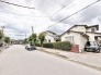ゆとりある広さの道路に面し、落ち着いた街並みと調和する穏やかな住環境が広がっています。