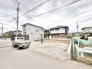 静かな住宅街に位置する、自由な暮らしを思い描ける広々とした開放的な敷地です。