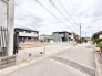 閑静な住宅街の一角にあり、新しい暮らしの始まりを想像させる落ち着いた佇まいの区画です。