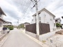 落ち着いた住宅街に佇む、洗練されたデザインとプライバシーに配慮した外観が印象的です。