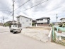 穏やかな住宅街に位置し、これからの暮らしを自由に描き出せるゆとりある敷地が広がっています。