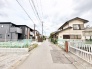 穏やかな空気が流れる住宅街に位置し、落ち着いた日常を過ごせる静かな住環境が整っています。