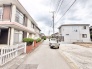 周辺環境に溶け込み、日々の暮らしが穏やかに流れる落ち着いた住宅街の佇まい。