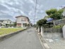 穏やかな日常が流れる、閑静な住宅街の落ち着いた街並みが広がっています。