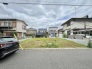 周囲に馴染む落ち着いた住環境で、理想の暮らしを描き出せる広がりある敷地です。
