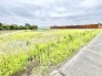 どこまでも広がる空と豊かな緑が心地よく、穏やかな季節の移ろいを感じさせてくれる静かな環境です。