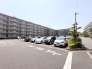 ゆとりある敷地に建物が整然と並び、落ち着いた暮らしの気配を感じさせる住環境が整っています。