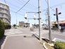 日常の利便性が身近に感じられる、落ち着いた街並みと調和した周辺環境です。