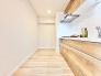 木の温もりとすっきりとした白が調和する、心地よい一体感のある空間です。
