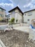 落ち着いた住宅街の雰囲気に溶け込み、日々の暮らしの基盤として静かに佇む穏やかな街並みが魅力です。