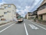 落ち着いた佇まいの住宅街が広がり、日々の暮らしに穏やかな安らぎを感じさせる環境です。