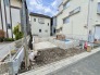 新しい暮らしの始まりを感じさせる、整然と基礎が築かれたこれからの住まいづくりを予感させる景観です。