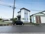 穏やかな街並みに溶け込む、端正で落ち着いた佇まいの住まいが日々の暮らしを優しく包み込みます。