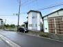 すっきりと洗練された外観が、周囲の落ち着いた街並みに自然と馴染む佇まいです。