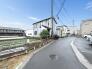 のどかな田園風景と落ち着いた住環境が調和する、心穏やかに過ごせる穏やかな街並みです。