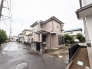 閑静な住宅街に佇む、落ち着いた色合いの外観が日々の暮らしに穏やかな安らぎをもたらします。