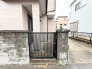 住まう方を優しく迎え入れる、洗練された落ち着きとプライベート感のあるエントランスまわりの佇まい。