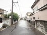 穏やかな時間が流れる、落ち着いた住環境の広がる住宅街の一角です。