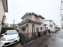 落ち着いた色合いの外壁が周辺の街並みに自然と馴染み、穏やかな暮らしを予感させる佇まいです。