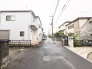 周辺の環境に自然と馴染む、落ち着いた住宅街の穏やかな風景が広がっています。