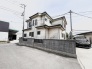 周囲の風景と調和しながらも、落ち着いた佇まいを見せる一戸建ての外観が暮らしの安心感を演出します。